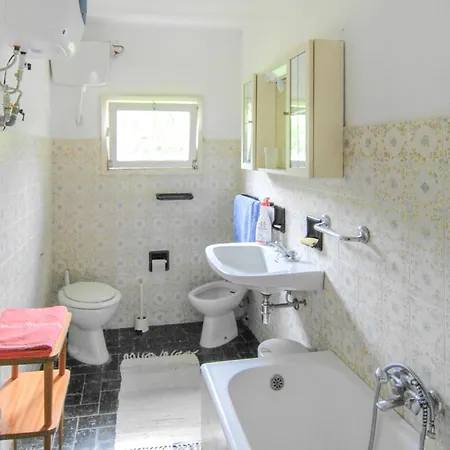 4 Bedroom Beautiful Home In Codivara * Codivara